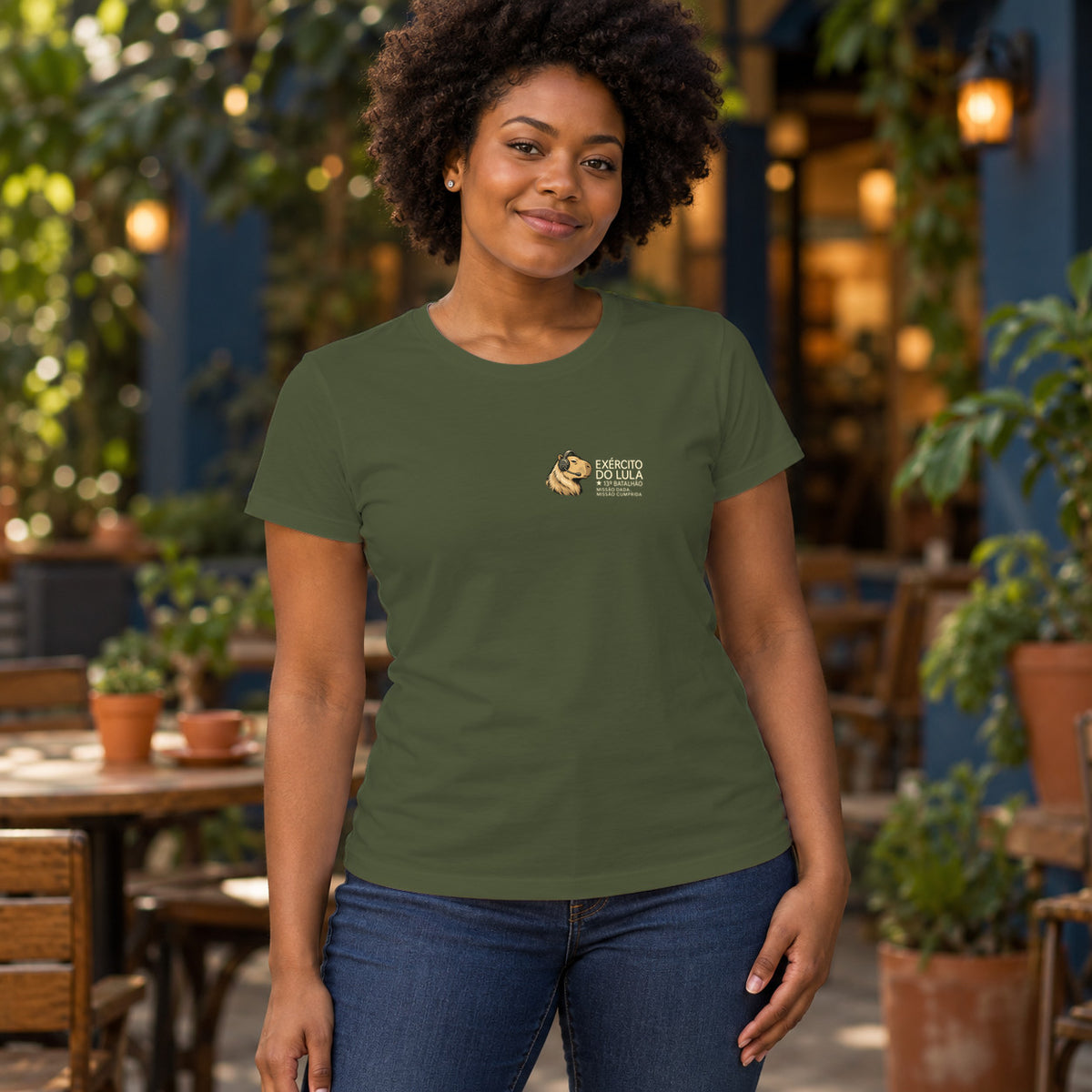 Camiseta Exército do Lula Discreto · verde-musgo · feminina: pessoa vestindo a camiseta. Imagem ilustrativa.