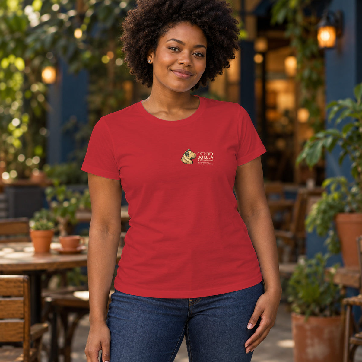 Camiseta Exército do Lula Discreto · vermelha · feminina: pessoa vestindo a camiseta. Imagem ilustrativa.