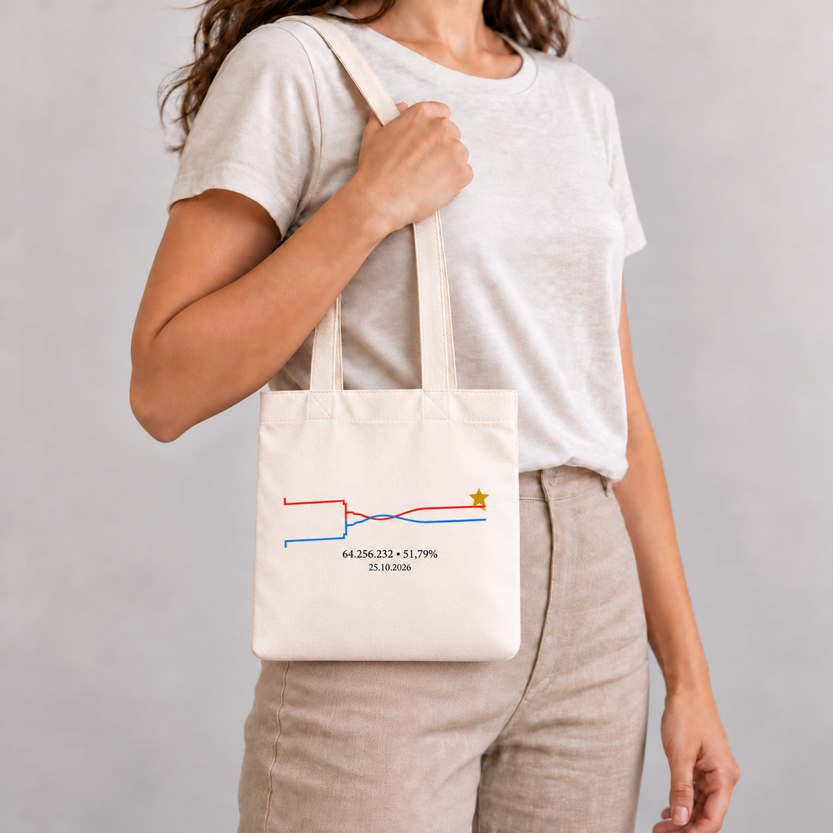 Mockup ilustrativo da ecobag da Virada Cru P, compacta, com corpo de 28 × 30 cm. Venda de uma ecobag.