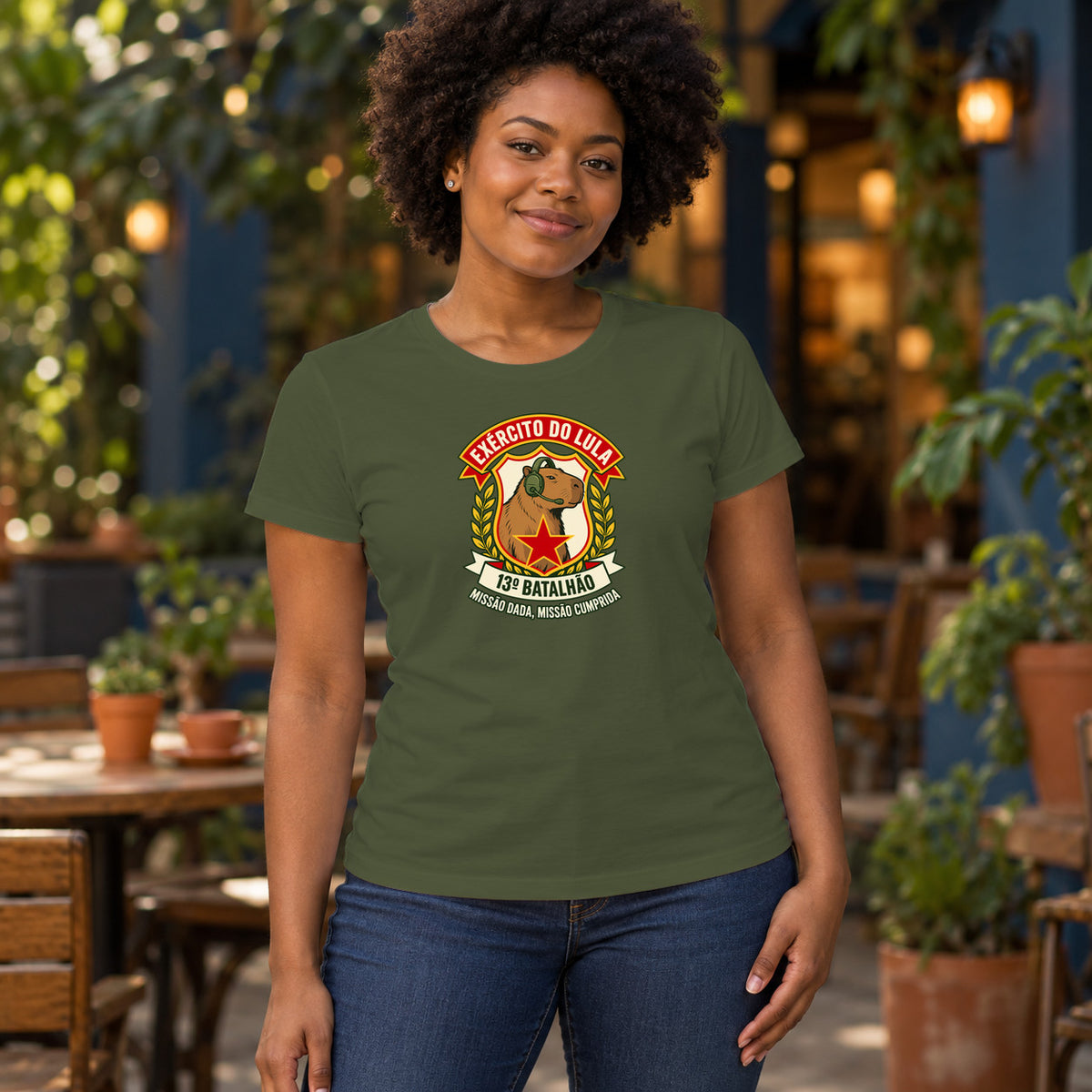 Camiseta Exército do Lula Raiz · verde-musgo · feminina: pessoa vestindo a camiseta. Imagem ilustrativa.