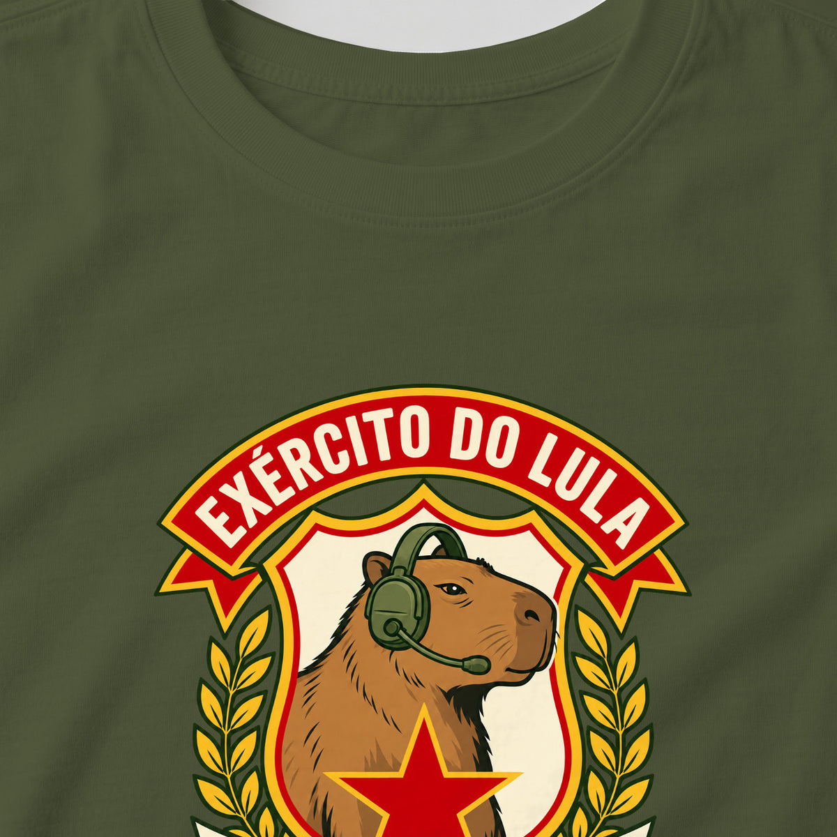 Camiseta Exército do Lula Raiz · verde-musgo · feminina: detalhe da estampa. Imagem ilustrativa.