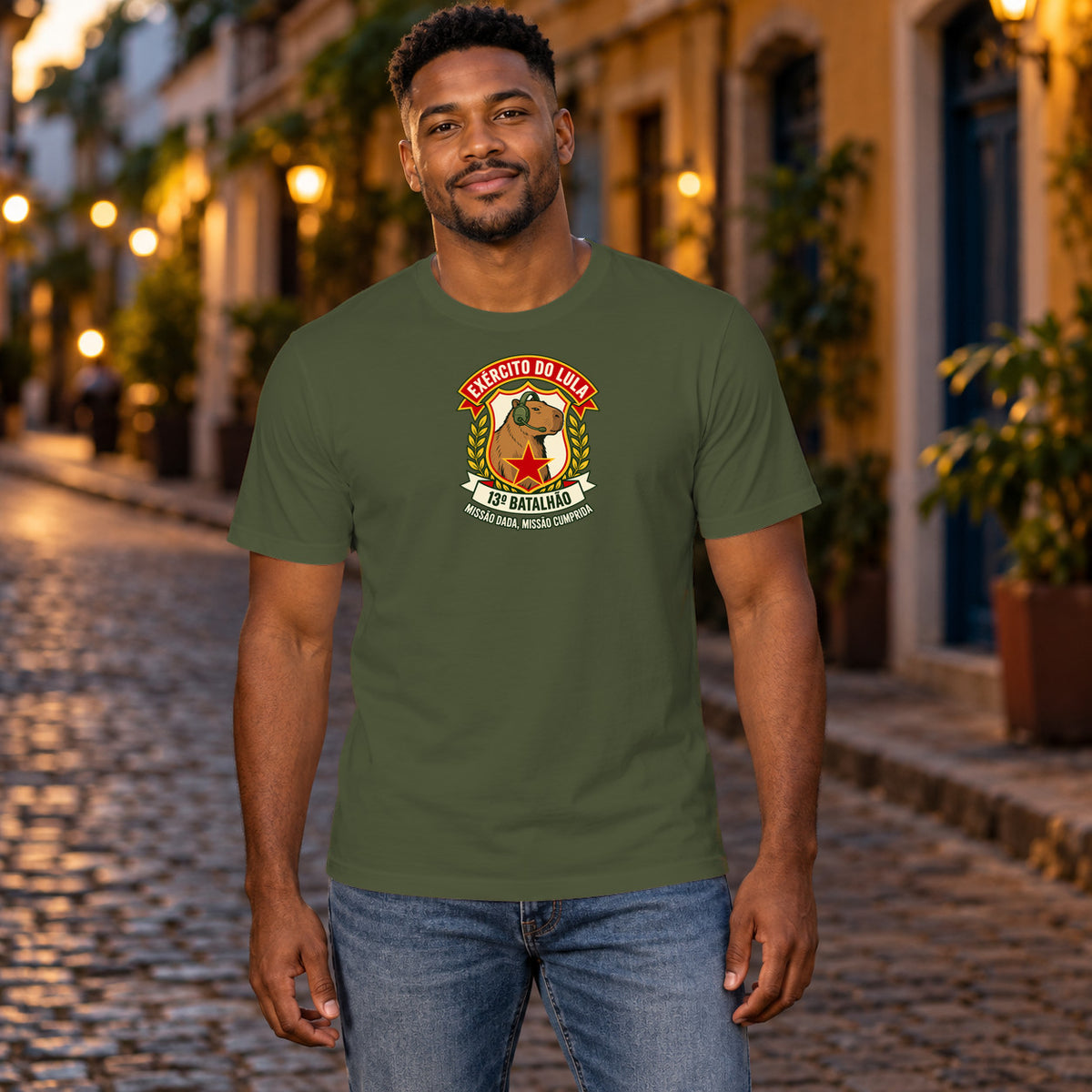 Camiseta Exército do Lula Raiz · verde-musgo · masculina: pessoa vestindo a camiseta. Imagem ilustrativa.