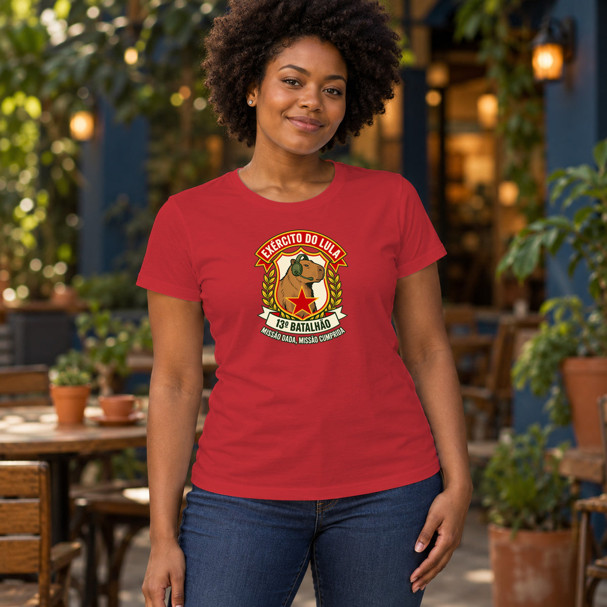 Camiseta Exército do Lula Raiz · vermelha · feminina: pessoa vestindo a camiseta. Imagem ilustrativa.