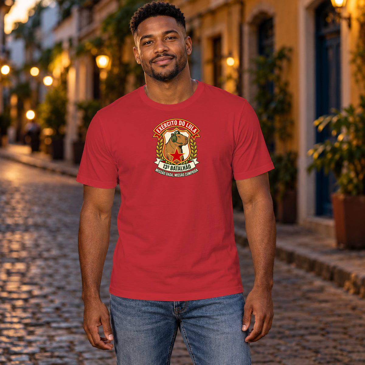 Camiseta Exército do Lula Raiz · vermelha · masculina: pessoa vestindo a camiseta. Imagem ilustrativa.