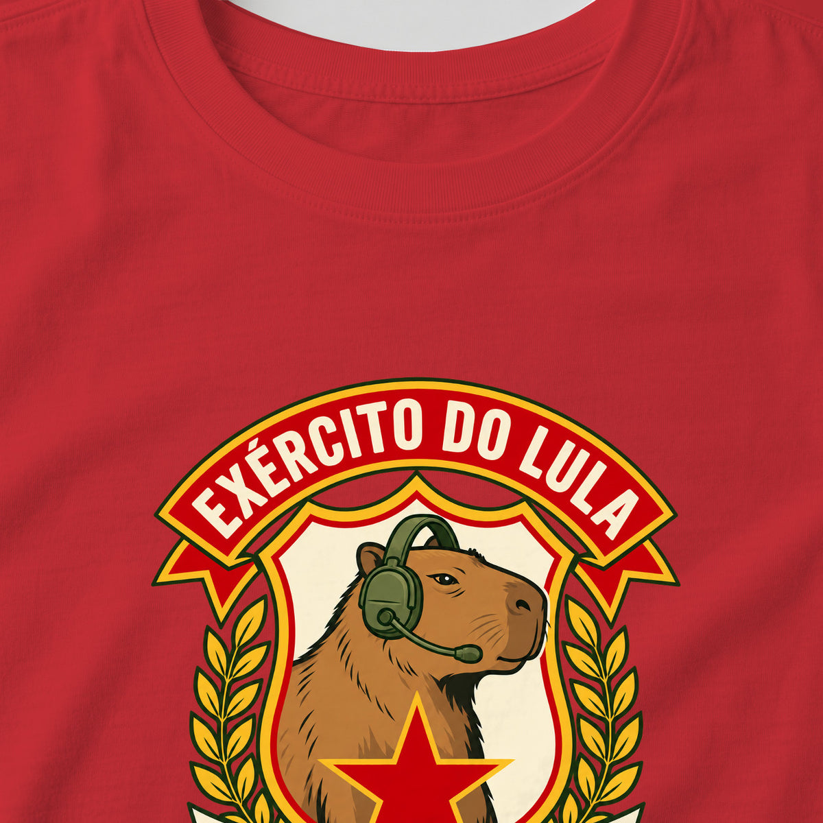 Camiseta Exército do Lula Raiz · vermelha · masculina: detalhe da estampa. Imagem ilustrativa.