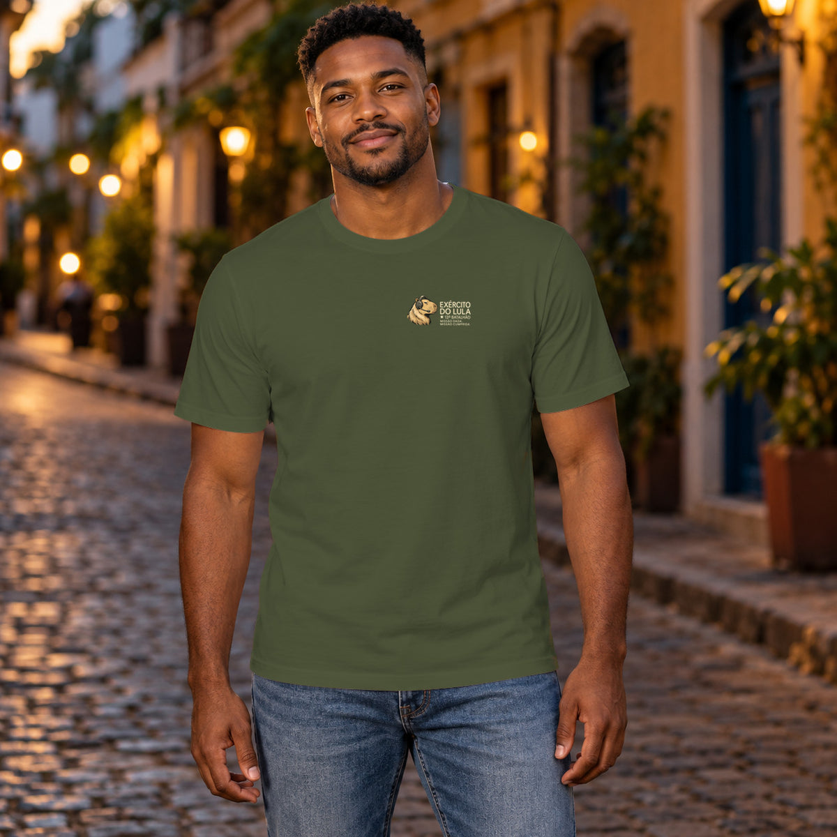 Camiseta Exército do Lula Discreto · verde-musgo · masculina: pessoa vestindo a camiseta. Imagem ilustrativa.