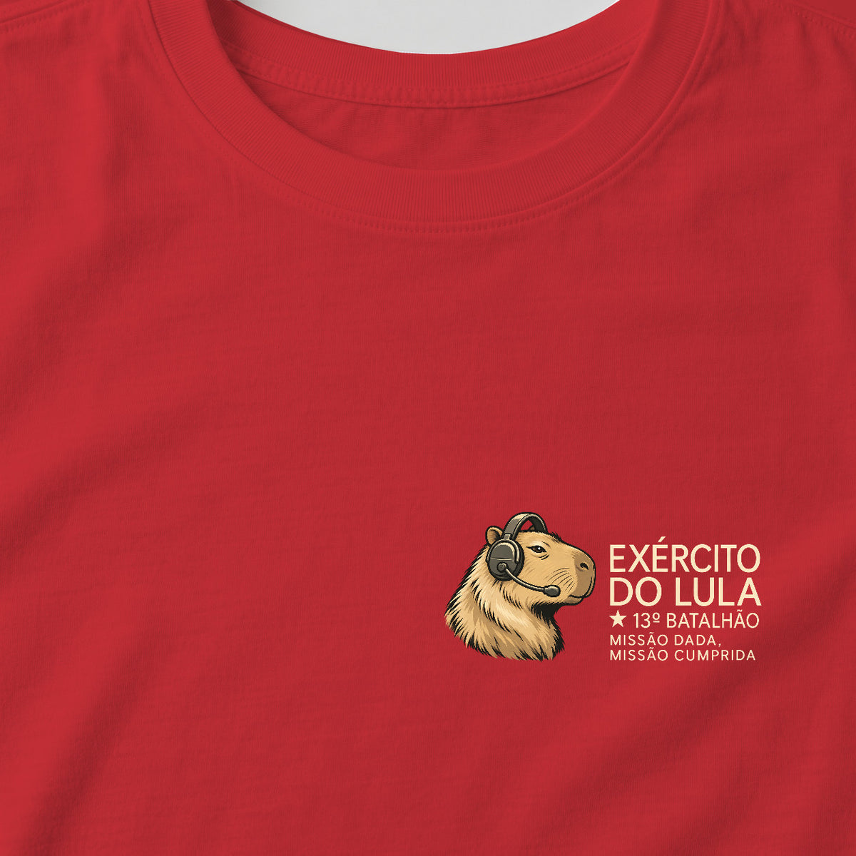 Camiseta Exército do Lula Discreto · vermelha · masculina: detalhe da estampa. Imagem ilustrativa.