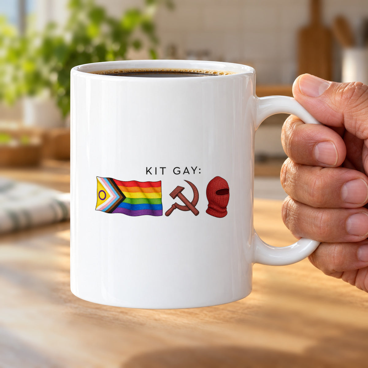 Caneca Kit Gay Light: caneca na mão. Imagem ilustrativa.