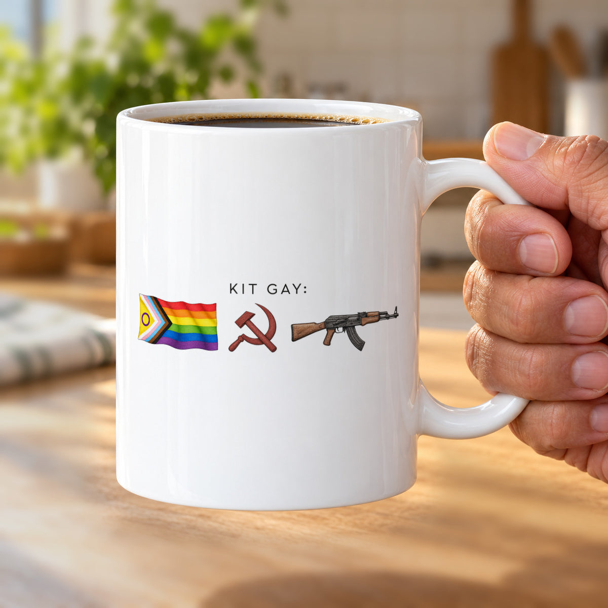 Caneca Kit Gay Raiz: caneca na mão. Imagem ilustrativa.