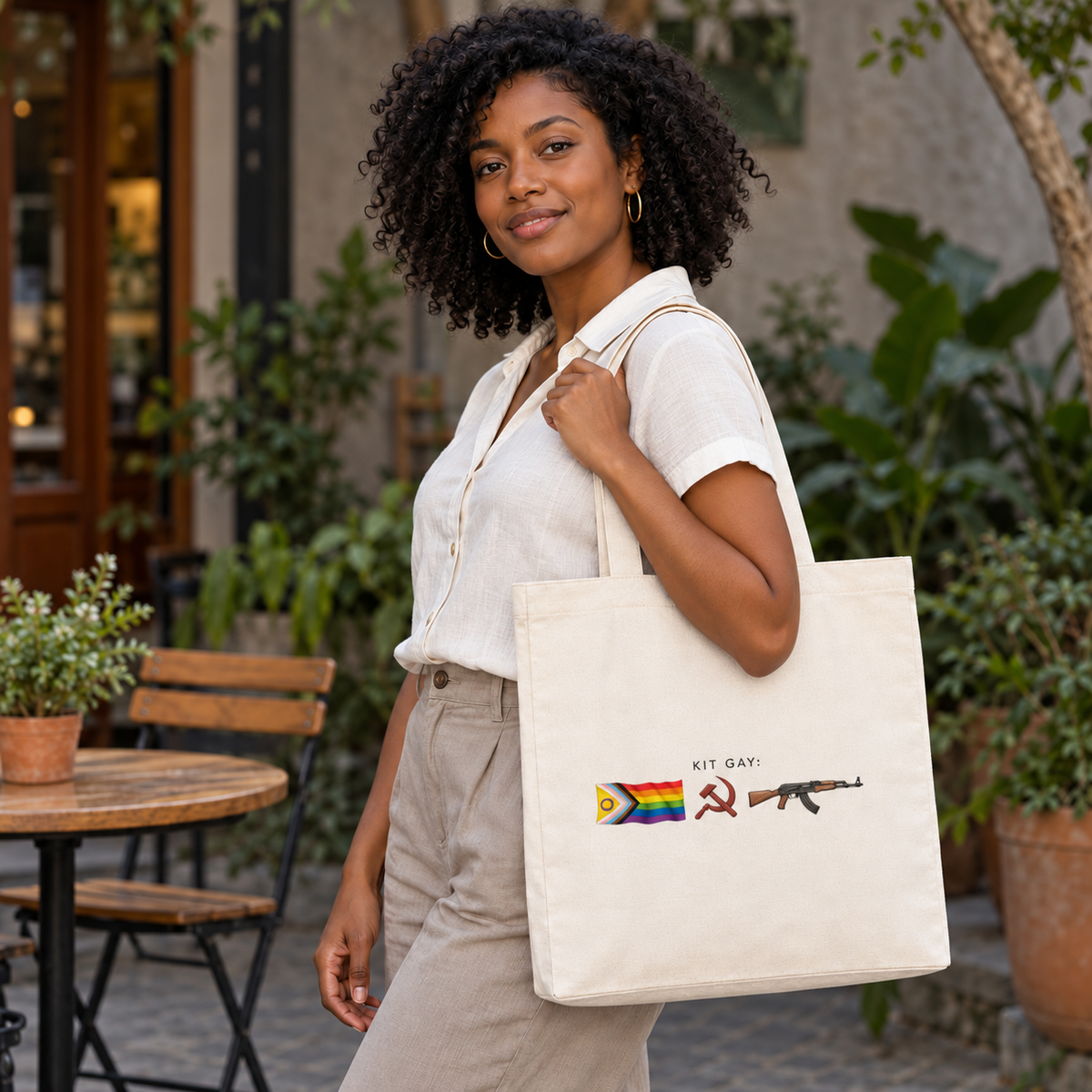 Ecobag Kit Gay Raiz: pessoa carregando a ecobag. Imagem ilustrativa.