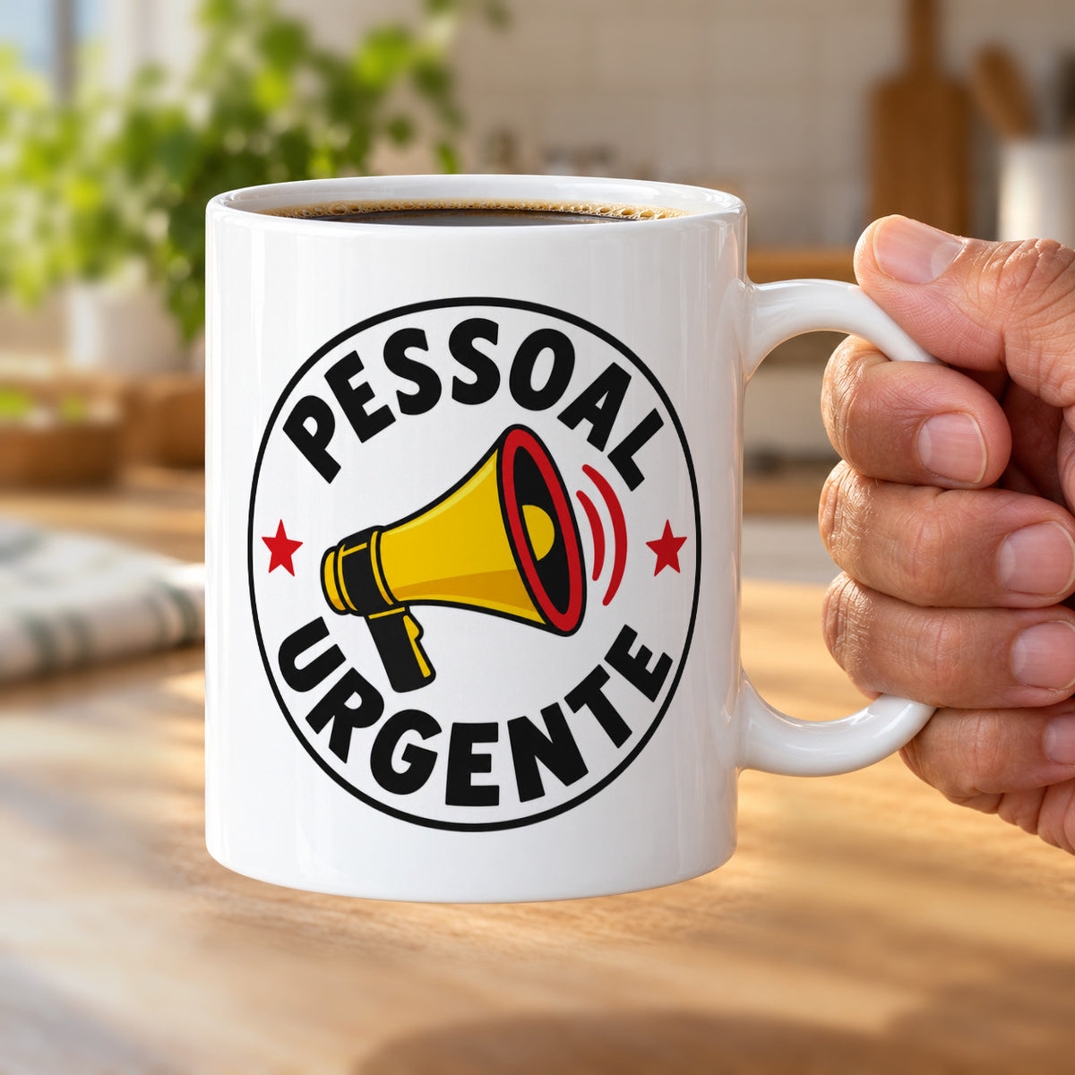 Caneca Pessoal, URGENTE!: caneca na mão. Imagem ilustrativa.