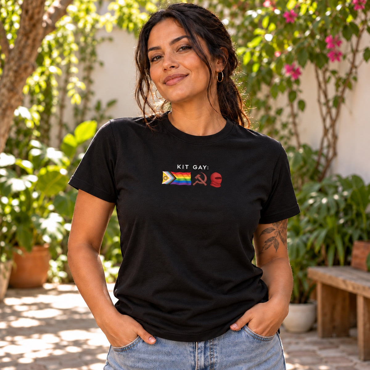 Camiseta Kit Gay Light · Preta · feminina: pessoa vestindo a camiseta. Imagem ilustrativa.