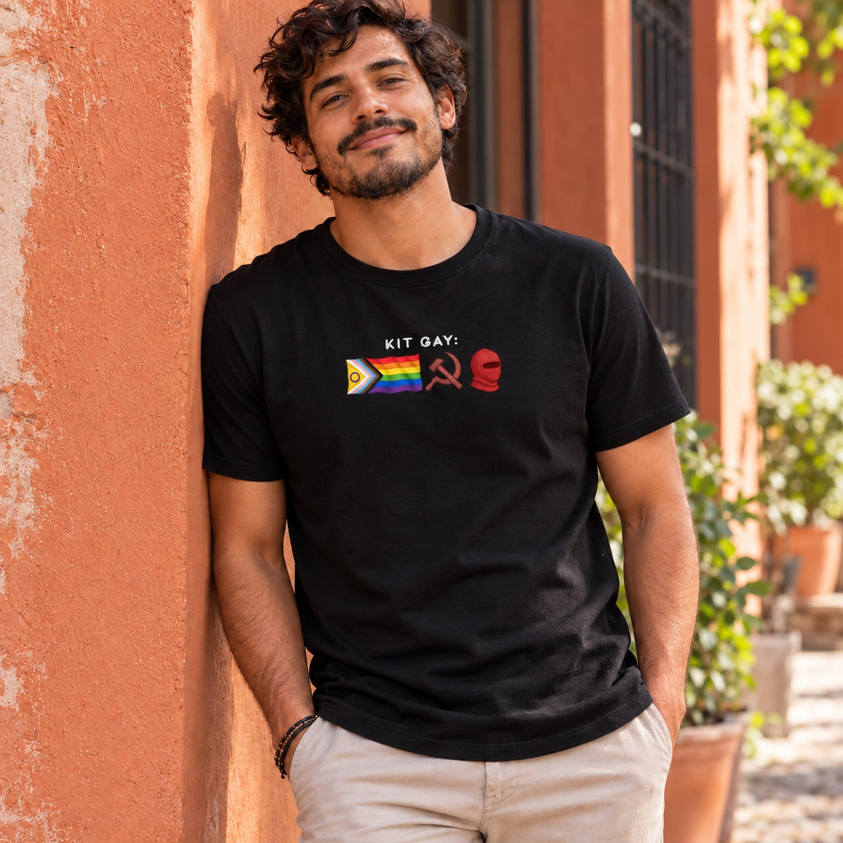 Camiseta Kit Gay Light · Preta · masculina: pessoa vestindo a camiseta. Imagem ilustrativa.