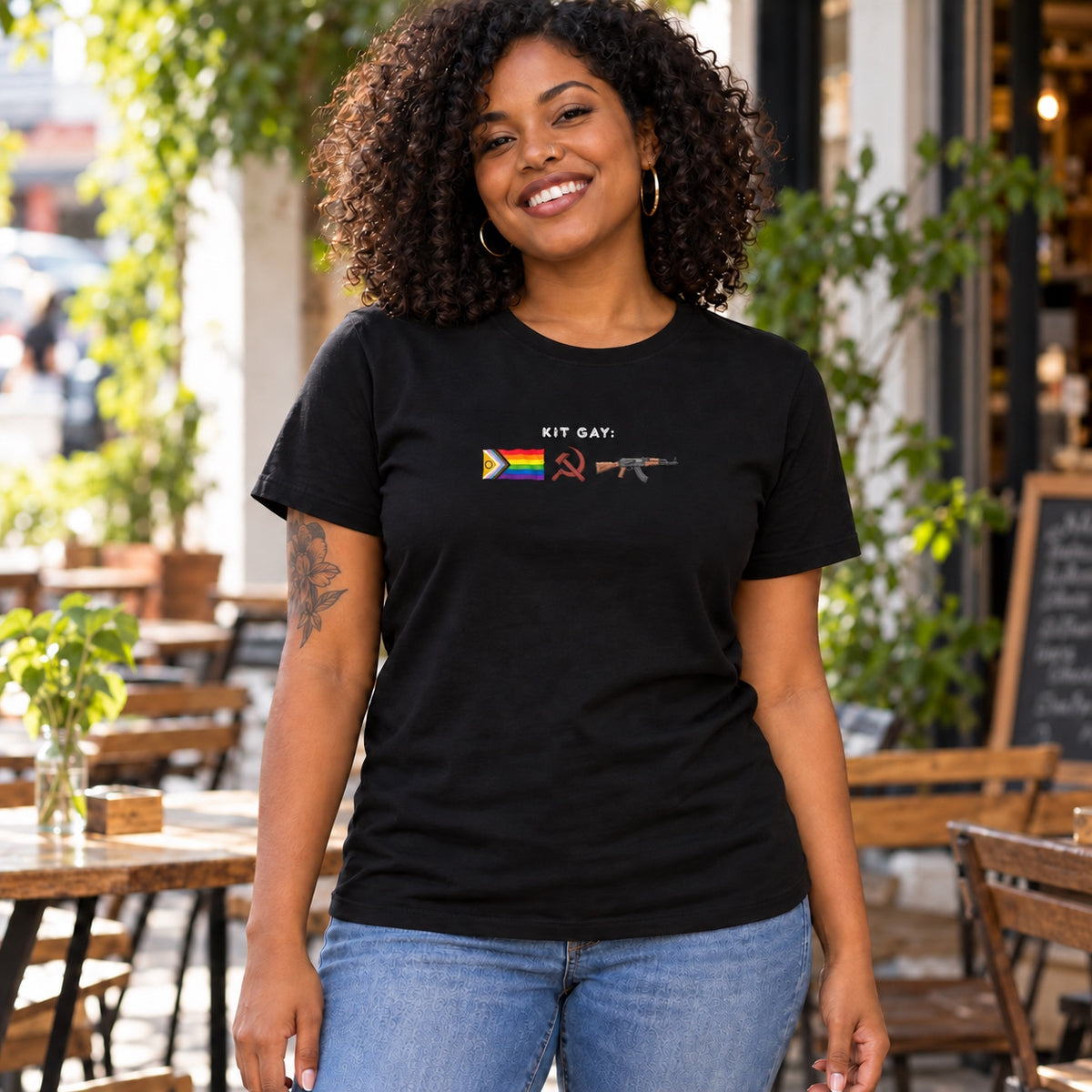 Camiseta Kit Gay Raiz · Preta · feminina: pessoa vestindo a camiseta. Imagem ilustrativa.
