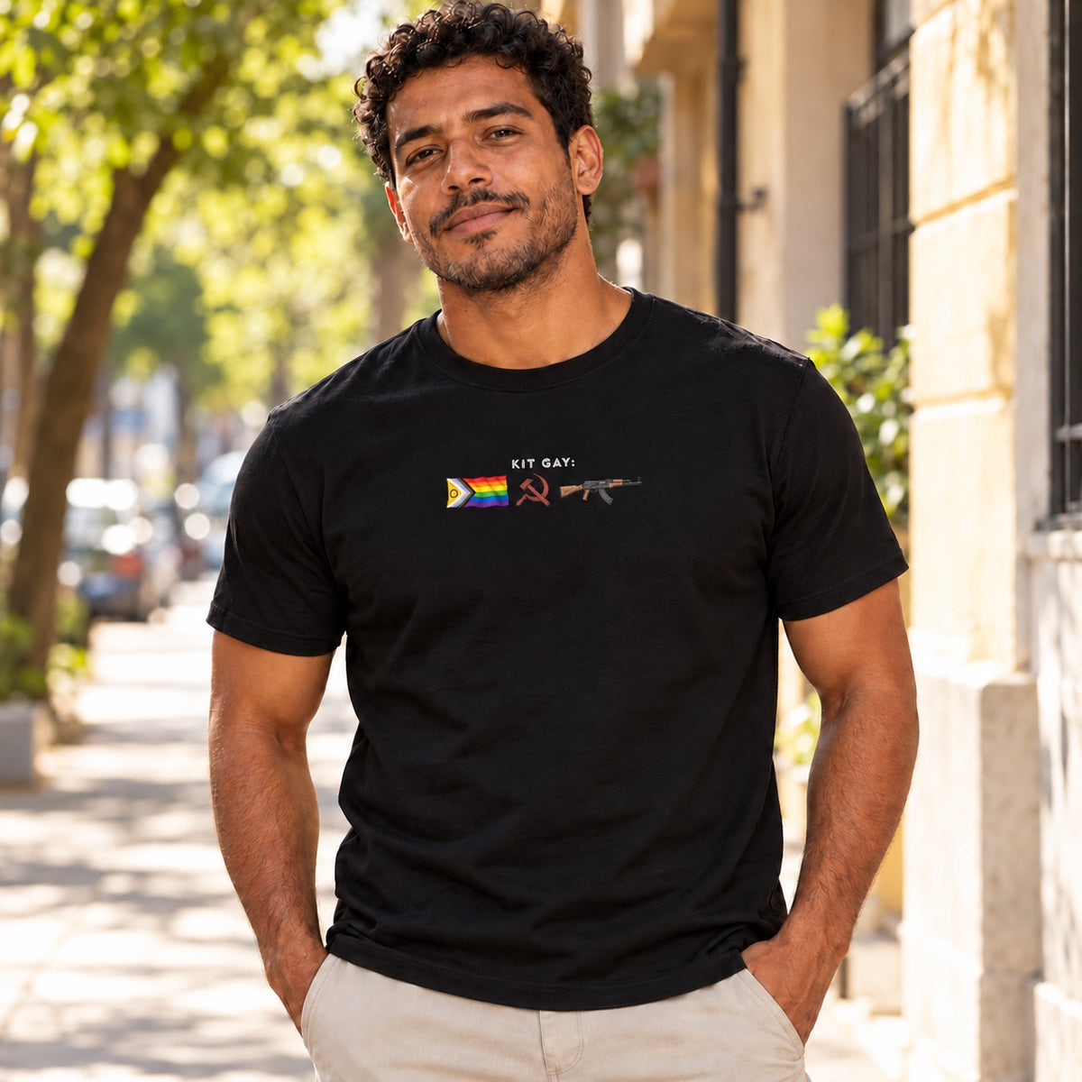 Camiseta Kit Gay Raiz · Preta · masculina: pessoa vestindo a camiseta. Imagem ilustrativa.
