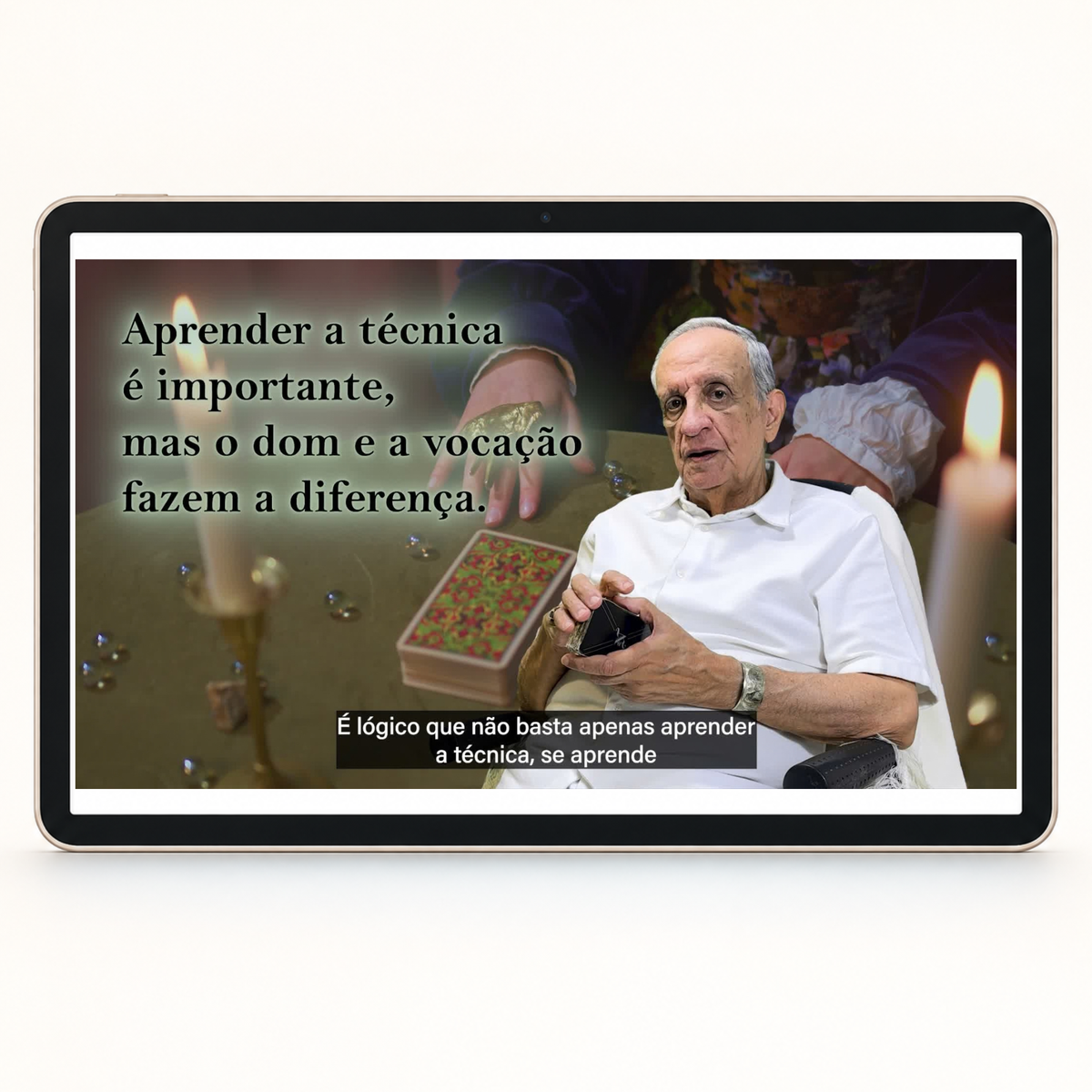 Mockup ilustrativo de tablet exibindo a aula de introdução do Curso de Tarot com Bemvindo. Cena original do vídeo; tablet não incluído.