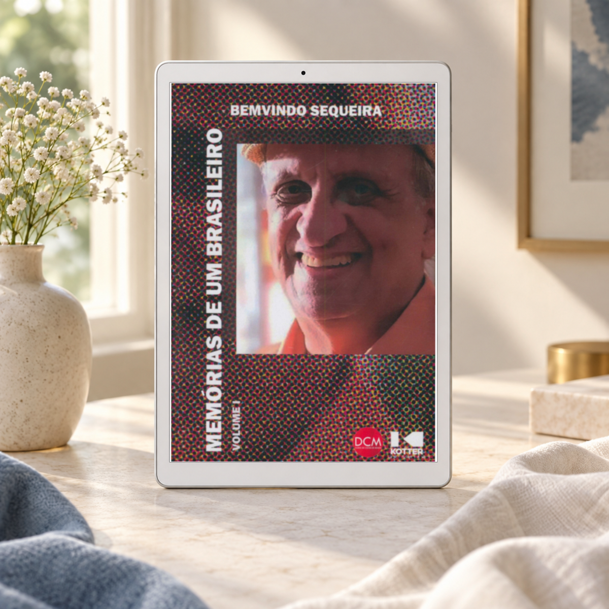Memórias de um brasileiro — Volume I. Capa original em cenário ilustrativo de leitura digital; aparelho e objetos não incluídos.